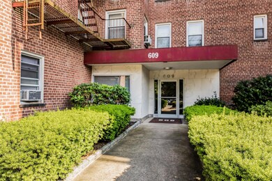 609 Palmer Rd unit 4J, Yonkers, NY 10701 - photo 5