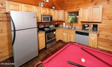 pigeon-forge-cabin-splash-of-romance-liv