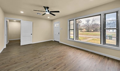 Front living area / flex entry space