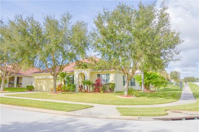 Large corner lot with beautiful oak trees, tropica