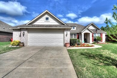 Large 2.5 size Garage!!!!