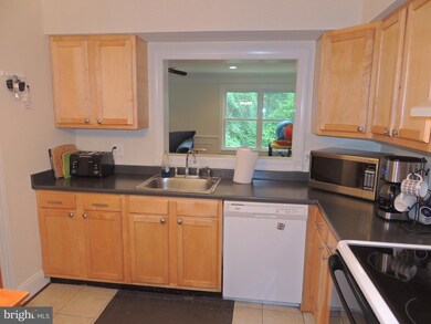 11837 Summer Oak Dr, Germantown, MD 20874 - photo 2