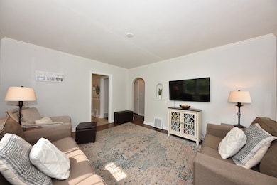 Living Room wArched Doorway