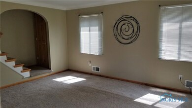 Large living room, newer carpet
