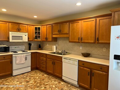 8511 Aspen Glen Way unit 8511, Louisville, KY 40228 - photo 5