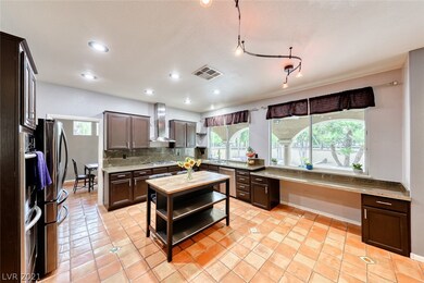 Kitchen - Island Conveys - Lots of counter space
