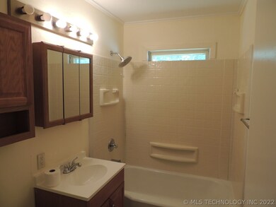 310 E Falletti Ave, Claremore, OK 74017 - photo 6