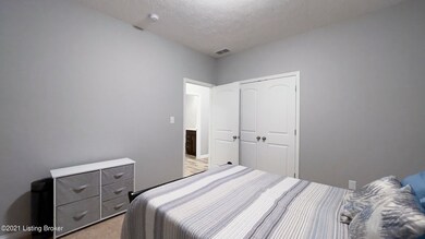 6410 Oak Village Dr, Louisville, KY 40228 - photo 7