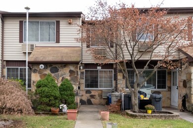 17 Garth Ct, Staten Island, NY 10306 - photo 2