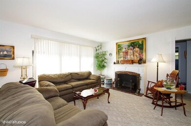 02_841EdwardsStNE_1_LivingRoom_LowRes
