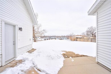 3330 Southland St SW, Cedar Rapids, IA 52404 - photo 2