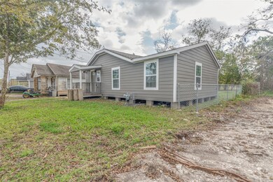 1104 4th St, Bay City, TX 77414 - photo 2