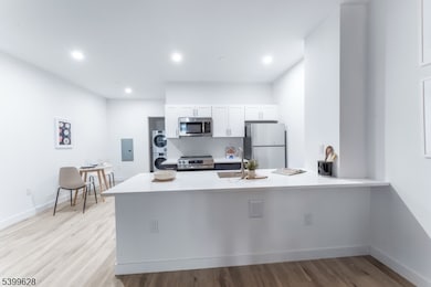 10 Commerce Ct unit 2I, Newark, NJ 07102 - photo 4