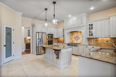 Large Kitchen - 2 refrigerators, 2 pantries, islan