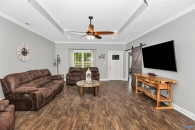 Laminate flooring, crown molding, 9' ceiling, ceiling fan, recessed lighting