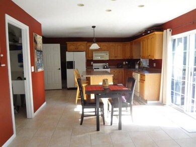 Eat-In-Kitchen