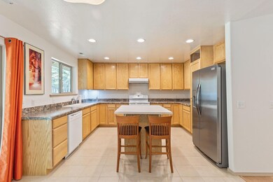 3-web-or-mls-7214-rockydale-rd