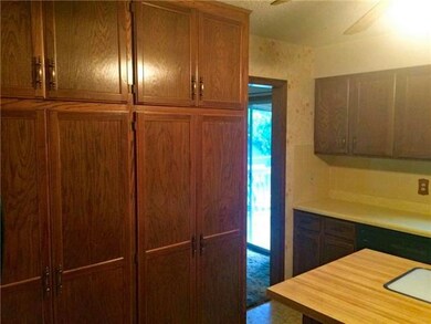 609 N 2nd St, Lansing, KS 66043 - photo 2