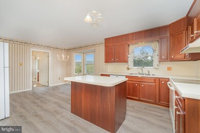 25 Estates Dr, Reading, PA 19606 - photo 2