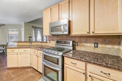 The 42” cabinets provide abundant storage, keeping