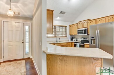Kitchen w/ Breakfast Bar