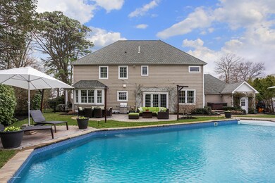 Salt Water Pool & Cabana Bath!