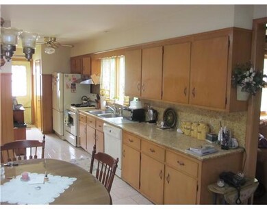 2 Wardlaw Ct, Providence, RI 02908 - photo 5