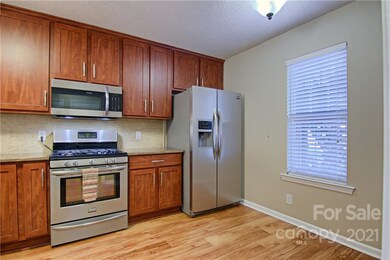 Stainless appliances & breakfast nook