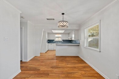 Dining to kitchen