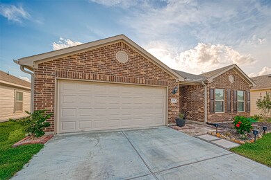 634 E Fairway Lake Dr, Alvin, TX 77511 - photo 4