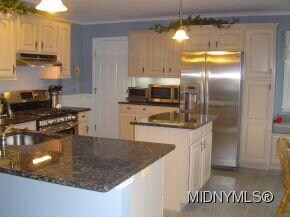 Stunning Kitchen w/ Granite