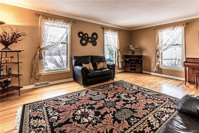 Large formal livingroom!!
