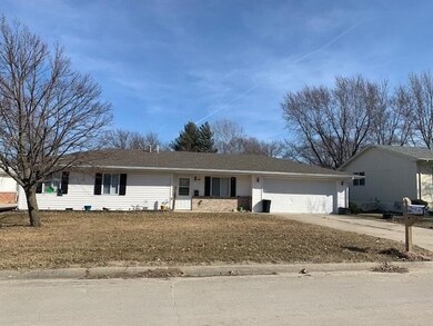 1003 Cherry Hills Dr, Shenandoah, IA 51601 - photo 2