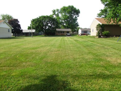 902 Beecher Dr, Tuscola, IL 61953 - photo 2