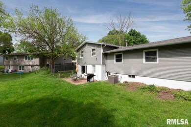 1141 Meadow Lane Dr, Bettendorf, IA 52722 - photo 4