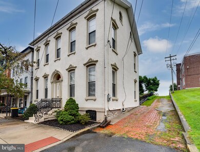 238 W High St, Womelsdorf, PA 19567 - photo 3