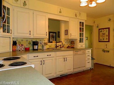 Kitchen. Refrigerator and oven comes with home!