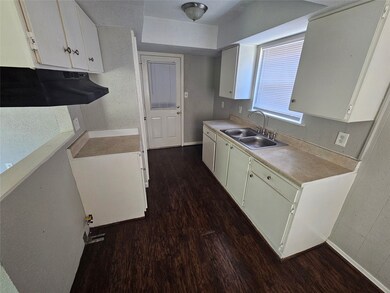 7615 Sterlingshire St, Houston, TX 77016 - photo 3