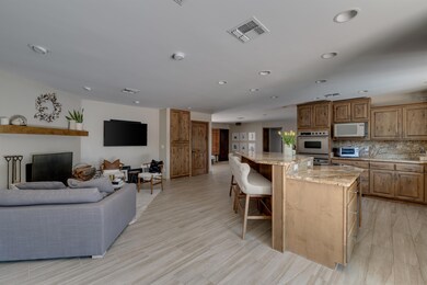 007_KitchenLiving