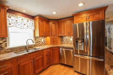 98 Heather Cir, Auburn, NH 03032 - photo 5