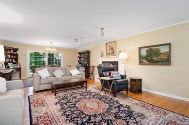 03_132IlerDr_165_LivingRoom_HiRes