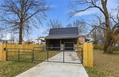 219 W Culton St, Warrensburg, MO 64093 - photo 2