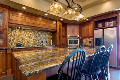 Kit granite, lights, backsplash