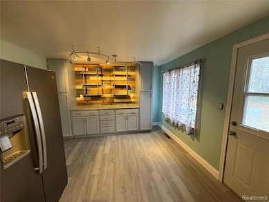 2374 Bradford Dr, Flint, MI 48507 - photo 6