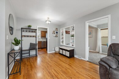 6 LIVING ROOM