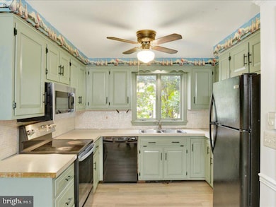 2675 Hemlock Dr, Columbia, PA 17512 - photo 4