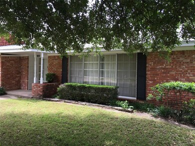 601 Hunter St, Bonham, TX 75418 - photo 2