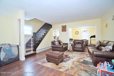 (4) LIVING ROOM