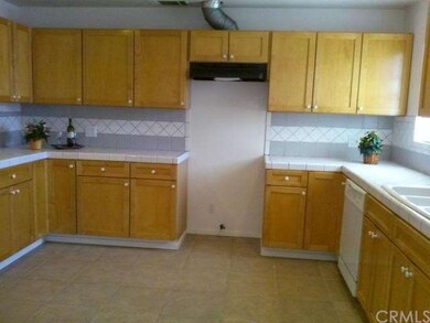1237-Open Floor Plan Kitchen with Plenty of Sunlig