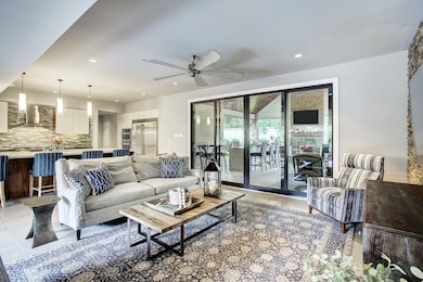 10946 Saint Marys Ln, Houston, TX 77079 - photo 7